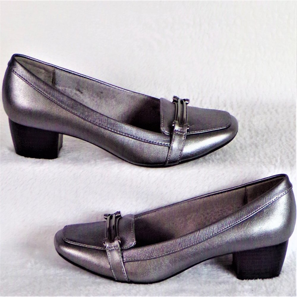 LIFESTRIDE SOFT SYSTEM size 6M pewter loafers